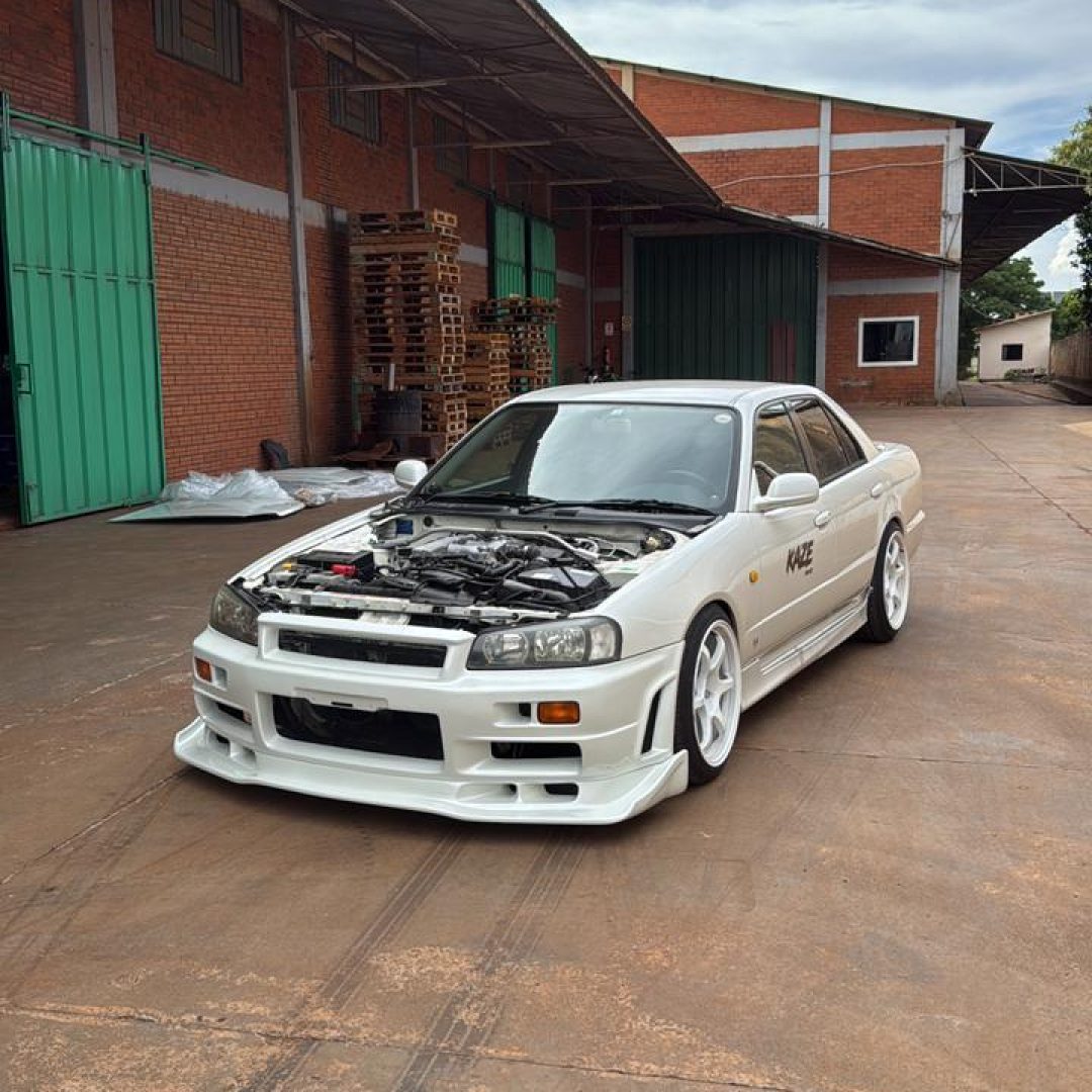 Nissan Skyline R34 com adesivo Kaze Import no galpão em Santa Rita